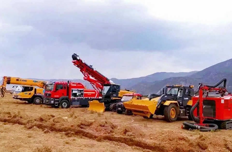 徐工參與空地聯(lián)合營救滅火、“孤島”救援、堰塞湖險情處置等實戰(zhàn)演練。