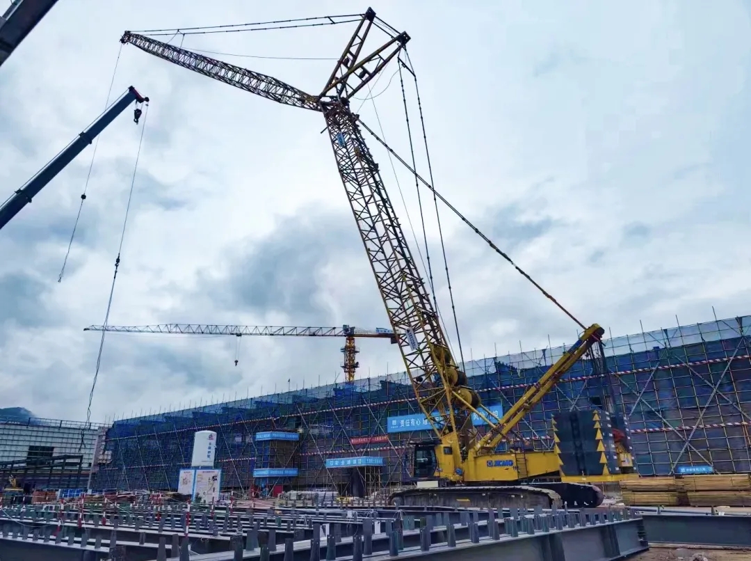 “鋼”鐵的意志！徐工XGC320履帶起重機(jī)參建大跨度鋼結(jié)構(gòu)工業(yè)廠房