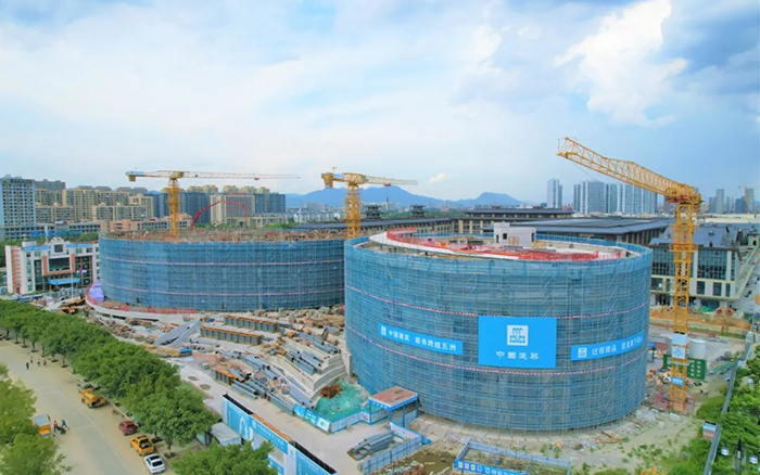 逐浪揚(yáng)帆，徐工塔機(jī)吊起蒼南大劇院“鋼鐵脊梁”