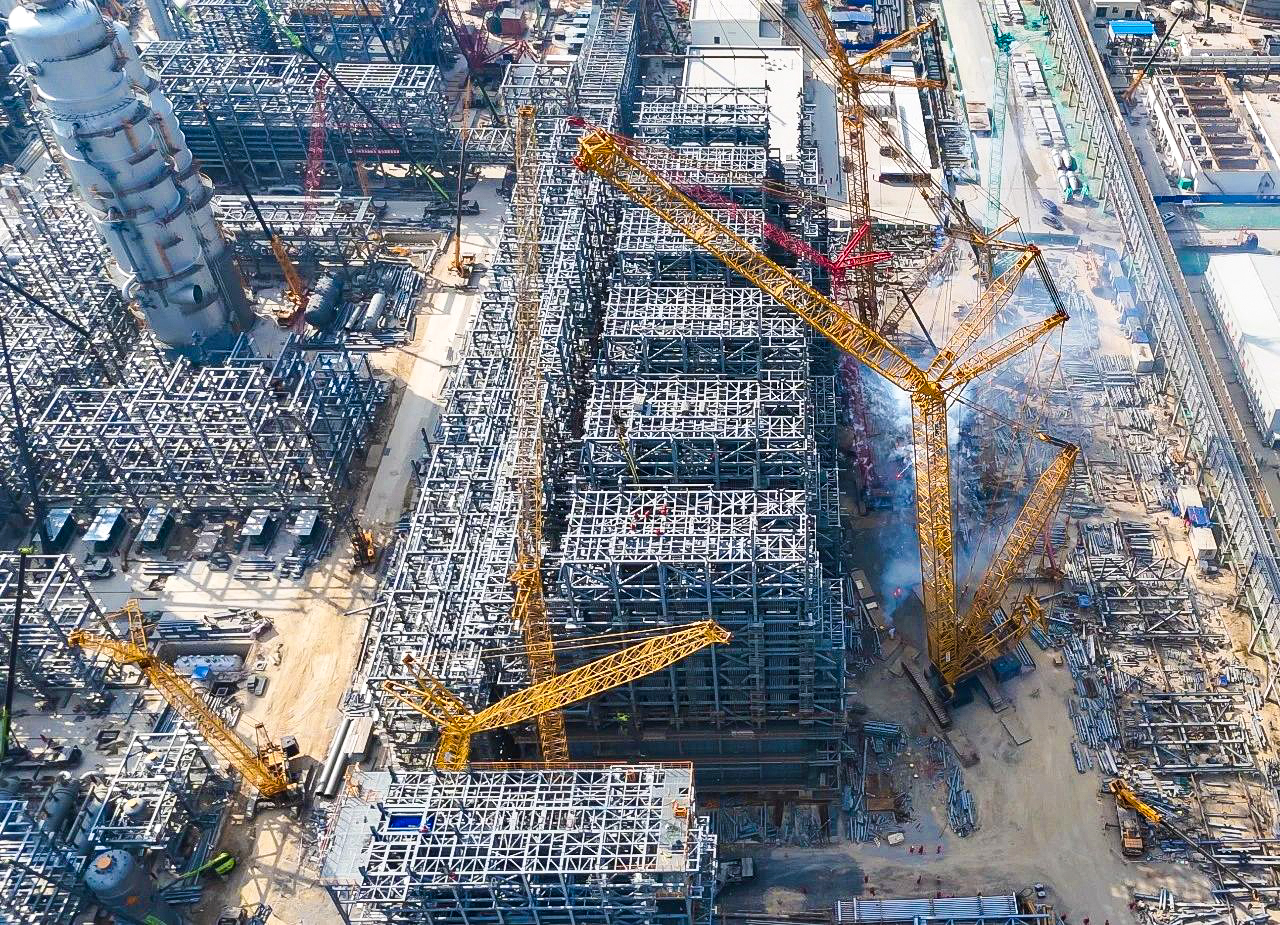 總重9000噸！XGC12000助力大型石化乙烯項(xiàng)目對(duì)流段模塊吊裝