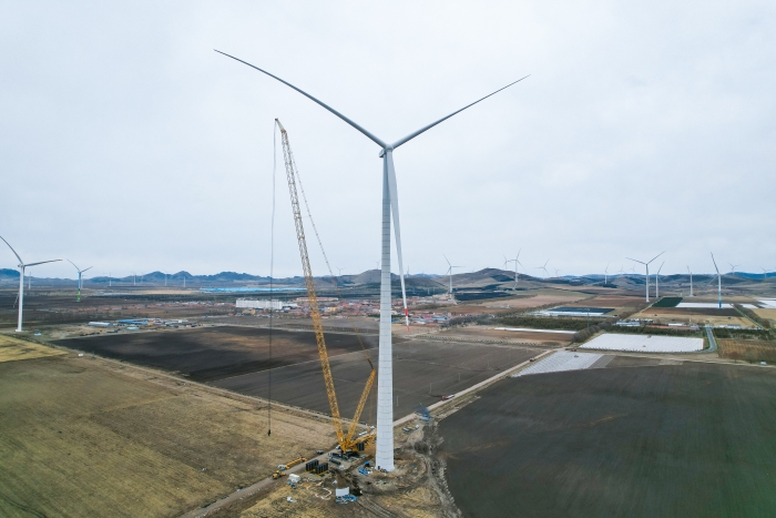 高空之巔，再鑄榮光！XLC18000M助力大型風(fēng)電場(chǎng)首臺(tái)185米風(fēng)機(jī)成功吊裝