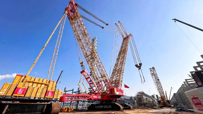 全球首臺(tái)問(wèn)世的4000噸履帶式起重機(jī)，再創(chuàng)國(guó)內(nèi)吊裝新紀(jì)錄！