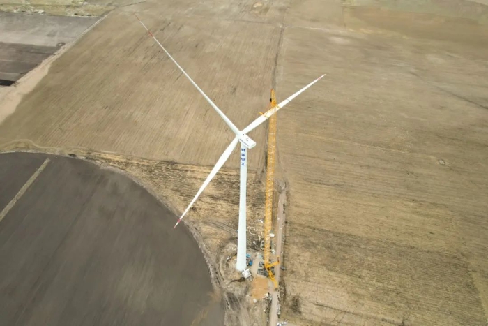 高空之巔，再鑄榮光！XLC18000M助力大型風(fēng)電場(chǎng)首臺(tái)185米風(fēng)機(jī)成功吊裝