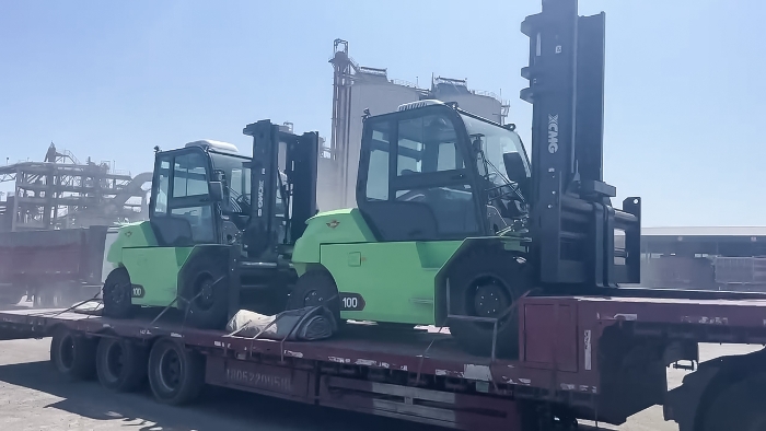 從室內(nèi)到室外，24小時不停歇！徐工孔雀叉車扎根新疆鋼材廠