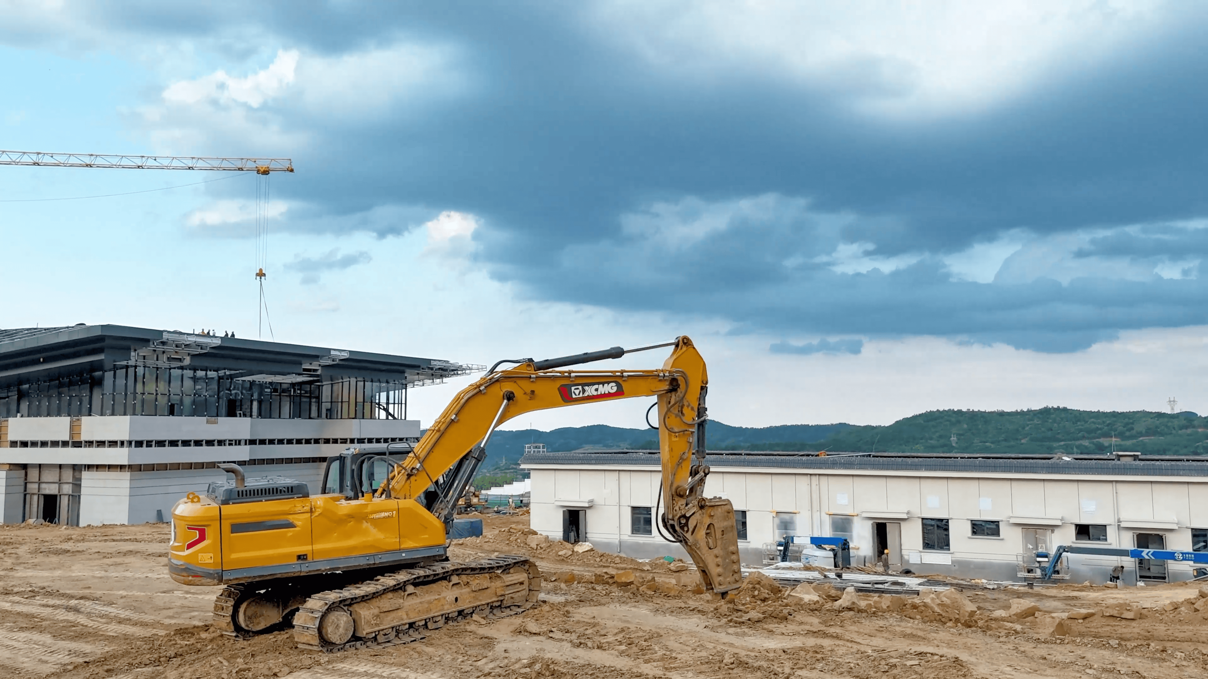 破塬開(kāi)路！徐工挖機(jī)助力宜君高鐵樞紐建設(shè)