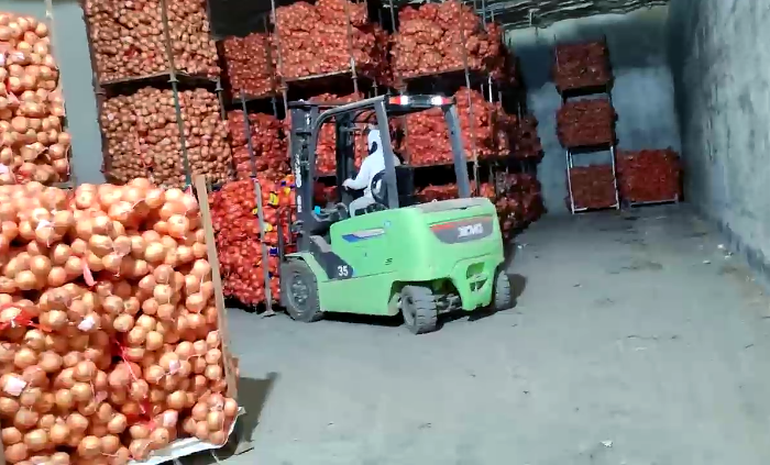 徐工鯤鵬系列新能源叉車，為食品冷庫工廠注入綠色動能